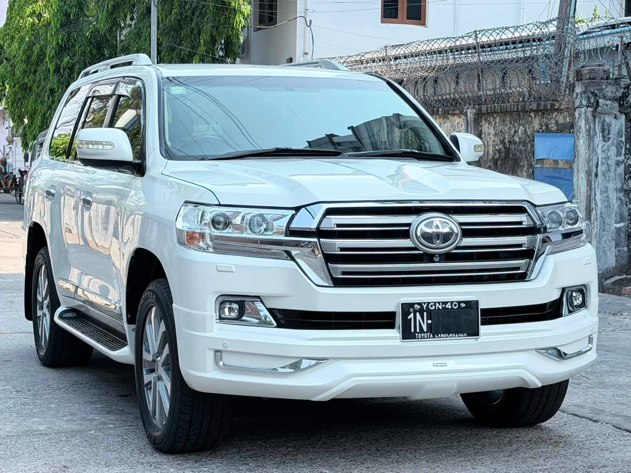 Toyota Land Cruiser UZJ200 AXG Selection 2008 February Model (2016 Modified) - photo 1