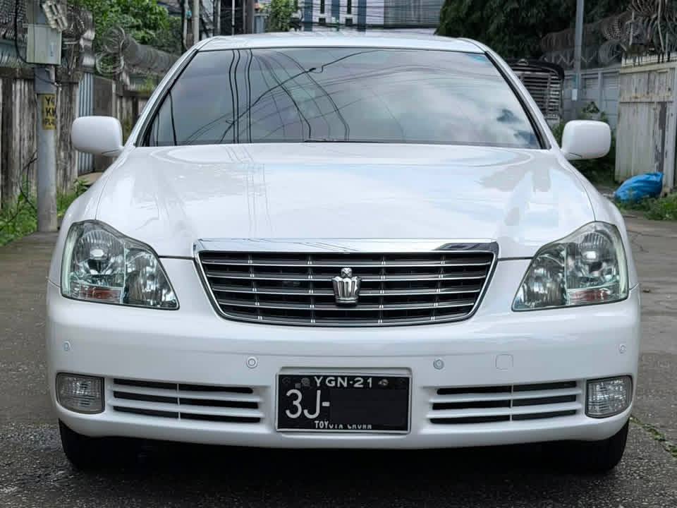 Toyota Crown Royal Saloon 2004 Model 